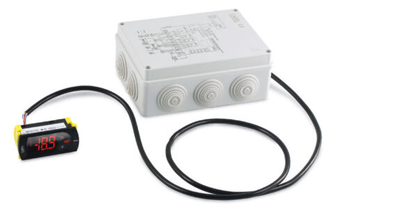 PJEZC8R140 4 relays: 1 (30 A), 1 (2 HP), 2 (16 A), senza scatola, RTC, red digit