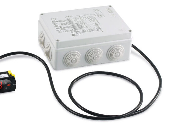 PJEZC8R140 4 relays: 1 (30 A), 1 (2 HP), 2 (16 A), senza scatola, RTC, red digit